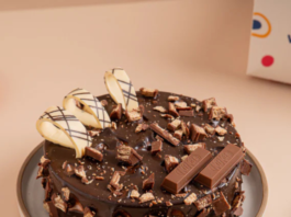 KitKat Cake